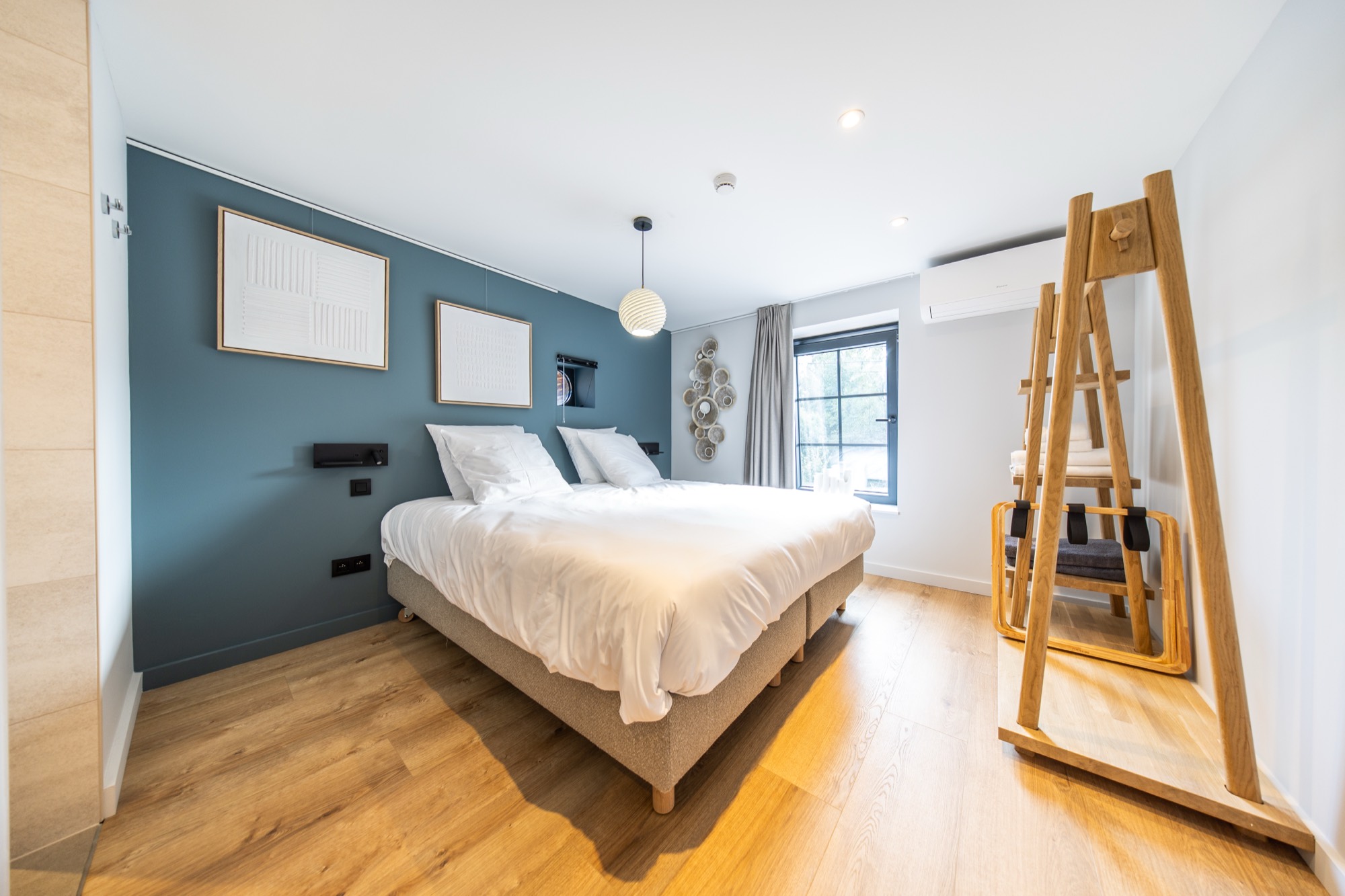 Komfortables Zimmer in sanften Farbtönen